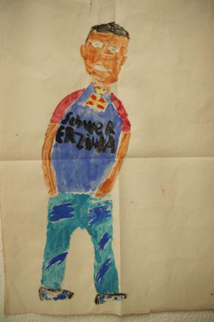 Ein Blatt Papier mit einer Zeichnung eines Kindes, das die Hände in die Taschen steckt