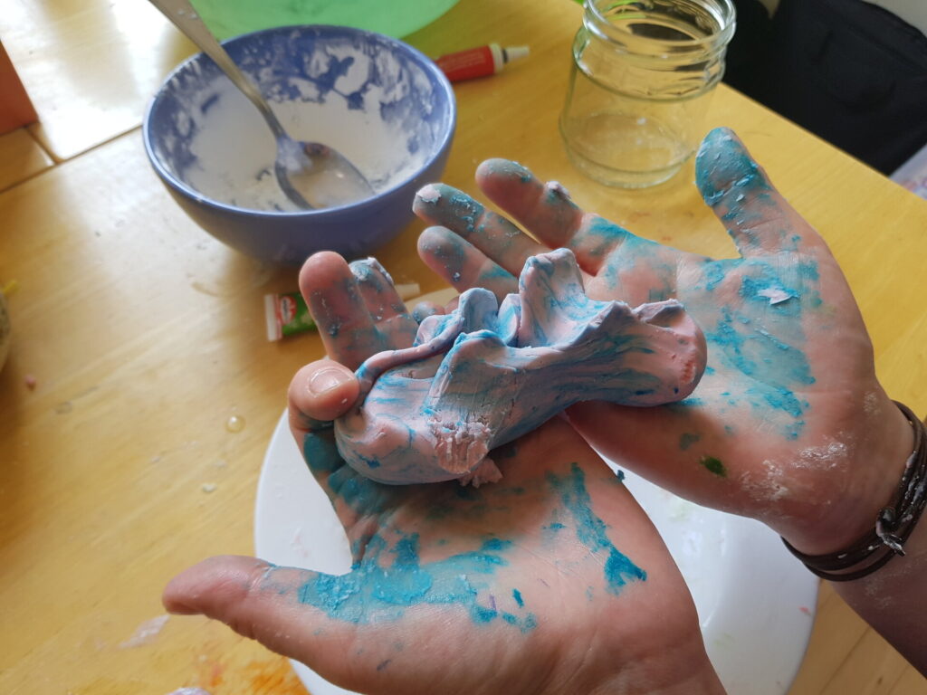 Zwei Hände halten Knetmasse