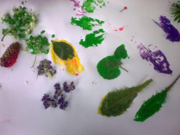 Ein Blatt Papier mit bunten Pflanzenblättern darauf.