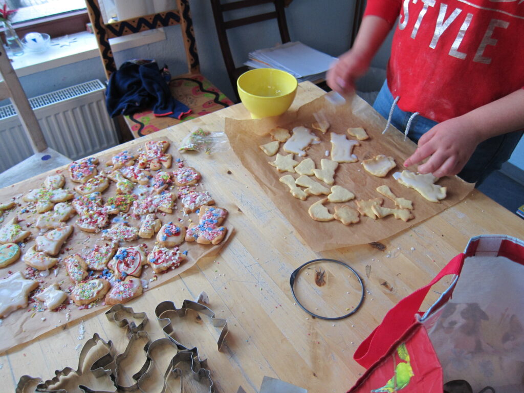 Ein Kind macht Süßigkeiten in verschiedenen Formen
