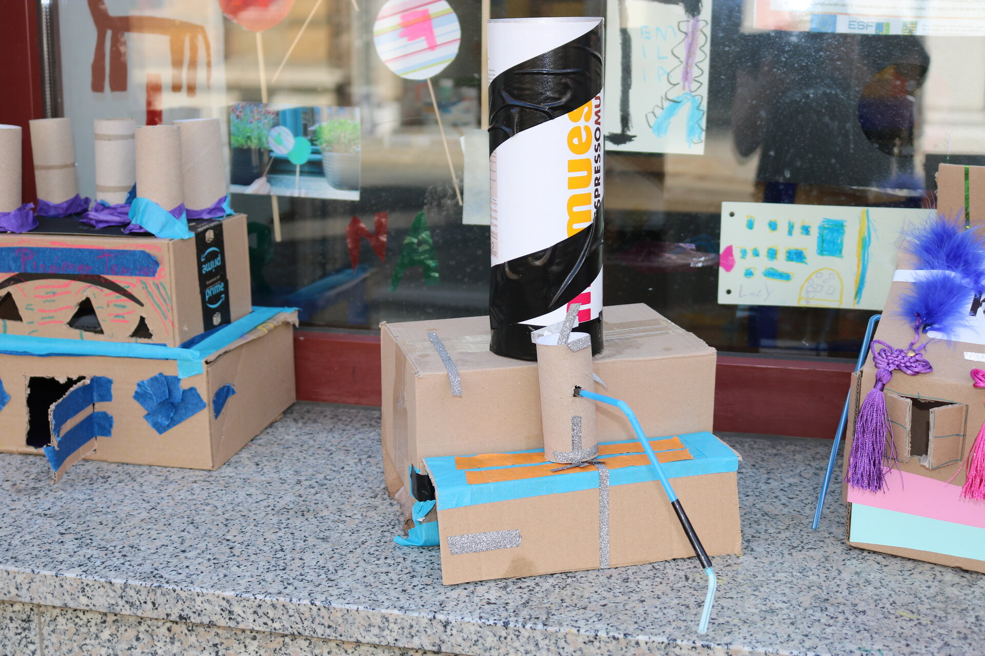 von Kindern bunt Gebasteltes aus Pappe