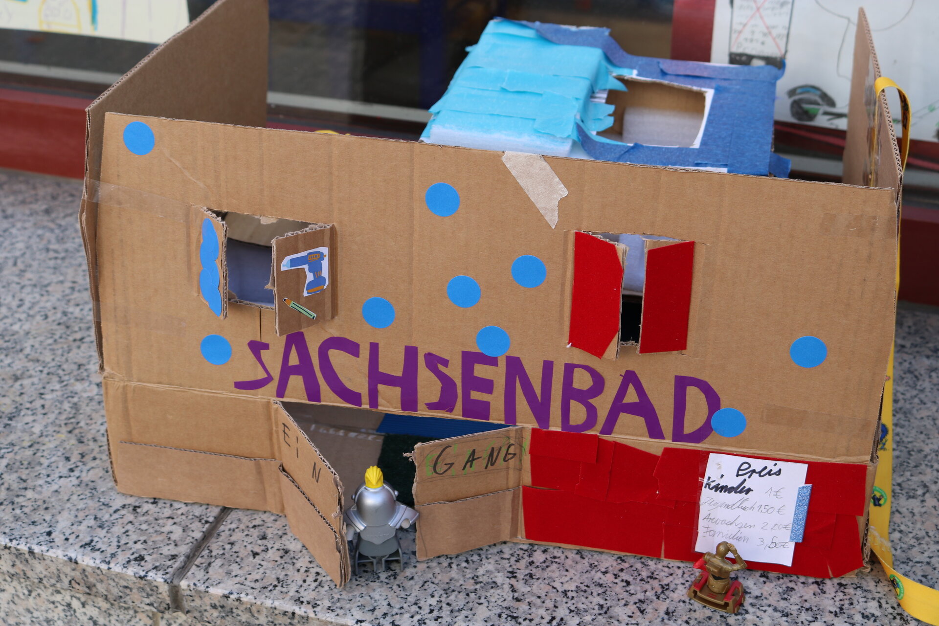 aus pappe gebasteltes Sachsenschwimmbad