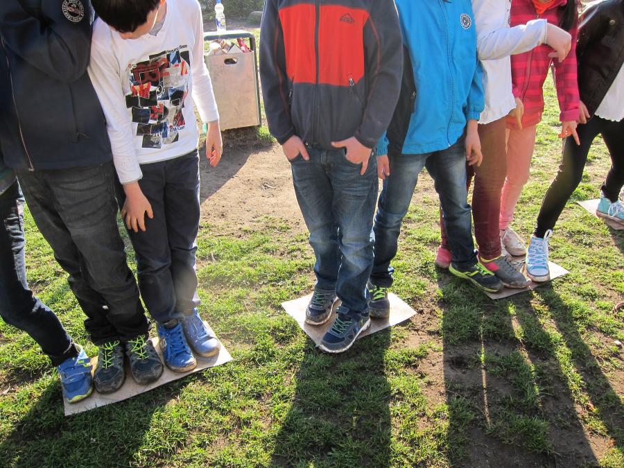 Kinder spielen miteinander